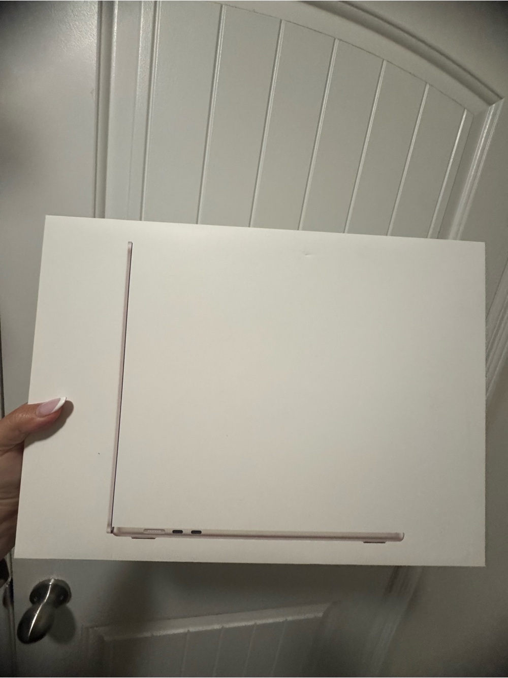 NIB Apple Macbook Air in Starlight - Picture 3 of 7